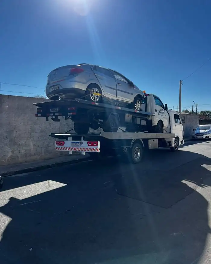 Carro de passeio sobre a plataforma do guincho