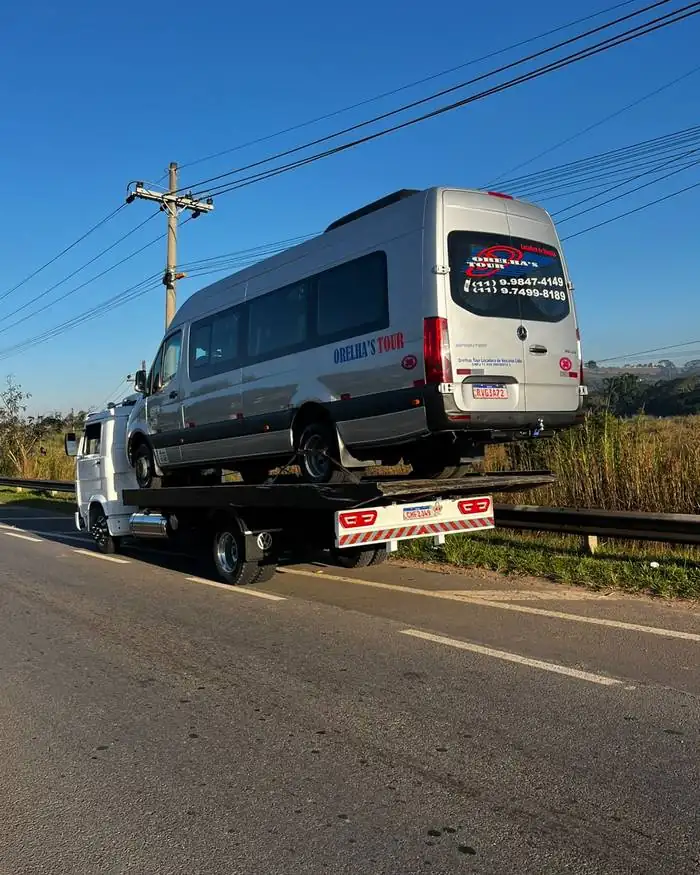 Van de passageiros transportada no guincho
