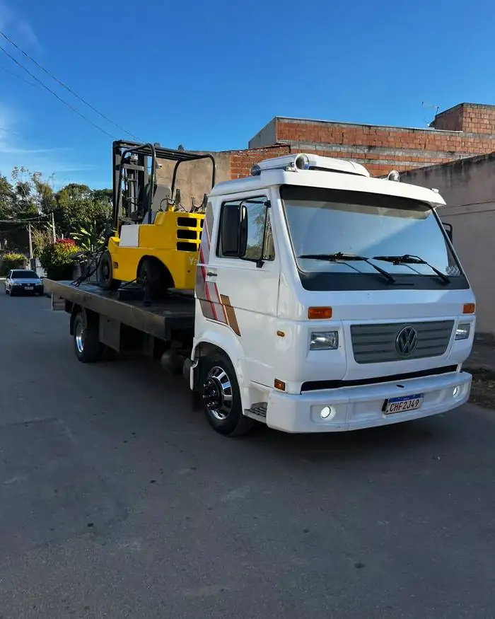 Máquina pesada carregada no guincho