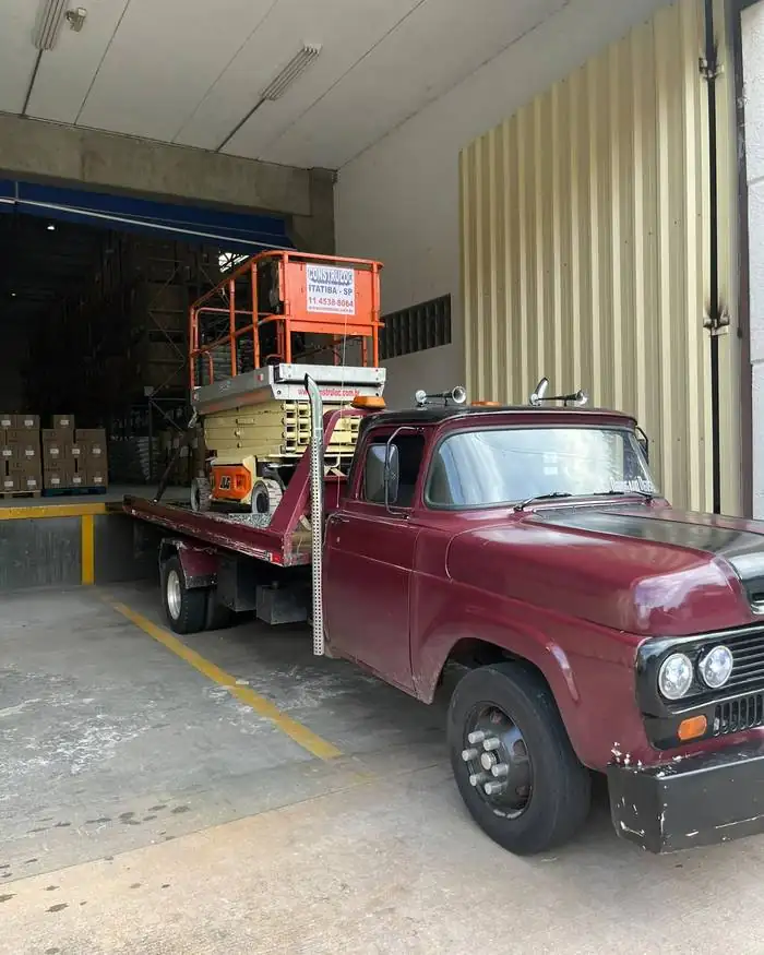 Retirada de equipamento dentro de galpão