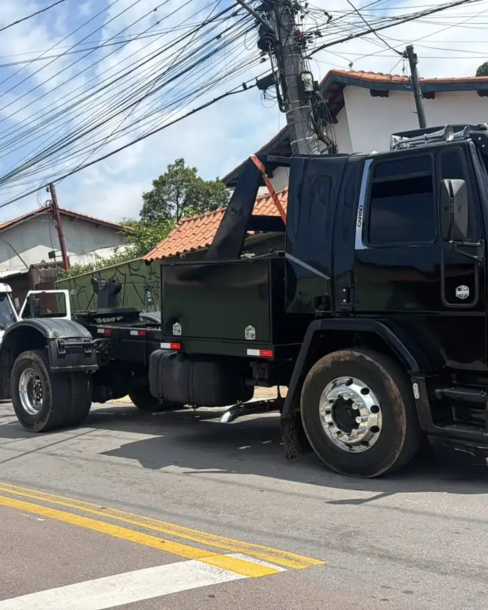 Remoção de caminhão em via urbana