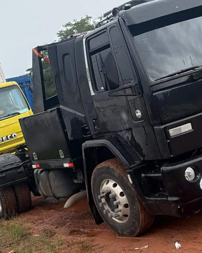 Caminhão atendido em estrada de terra